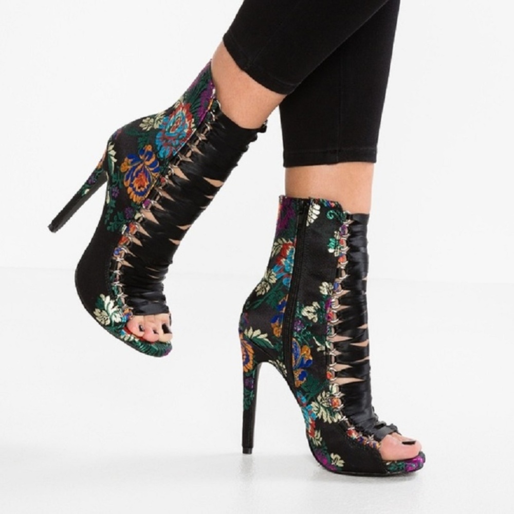 Women's Black Fuego Brocade Floral Shooties